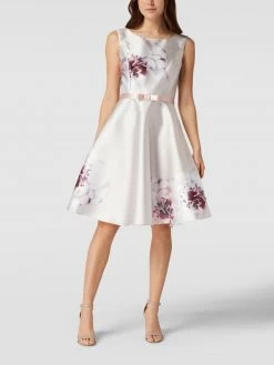 Swing Cocktailkleid Mit Breiten Trägern Und Floralem Muster - Sand