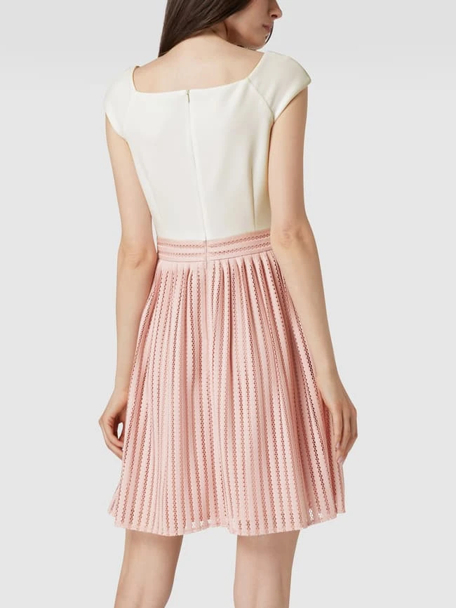 Swing Cocktailkleid In Minilänge Mit U-Boot-Ausschnitt - Rosé 7 Swing Cocktailkleid In Minilänge Mit U-Boot-Ausschnitt - Rosé – Bild 5